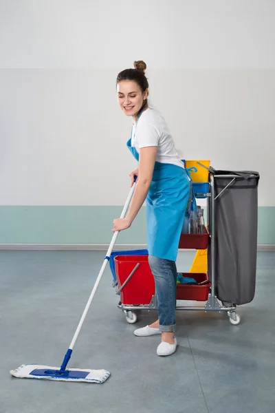 Jovem Janitor Feminino — Fotografia de Stock