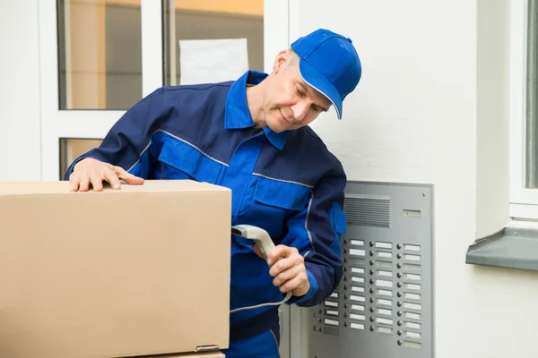 Delivery Man Scanning Cardboard Box — Stock Photo, Image