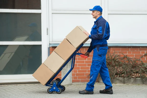 Dodání muž s boxy — Stock fotografie