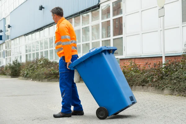 Мужчина-рабочий с мусорным баком — стоковое фото