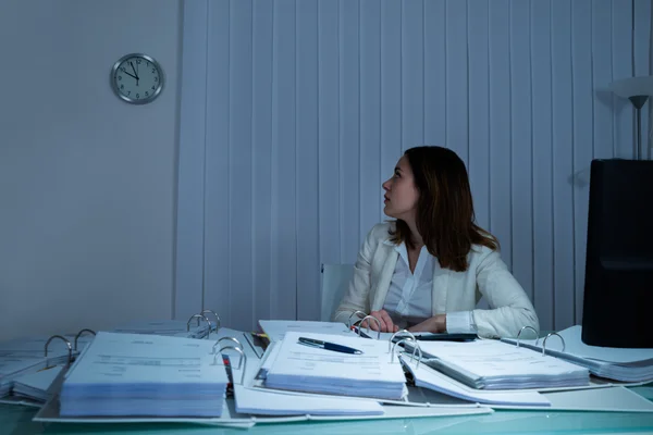 Mujer mirando reloj de pared — Foto de Stock