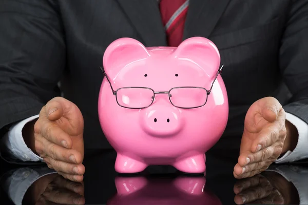 Empresário Mãos Perto Piggybank Na Mesa — Fotografia de Stock