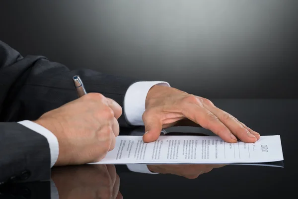 Businessperson Signing Contract — Stock Photo, Image