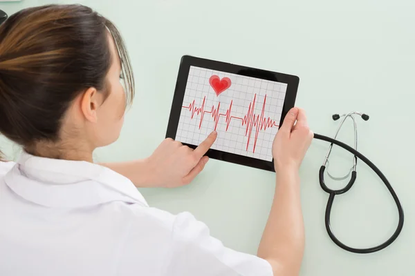 Cardiologue féminine Analysant le rythme cardiaque — Photo