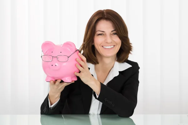 Empresaria Holding Piggybank — Foto de Stock