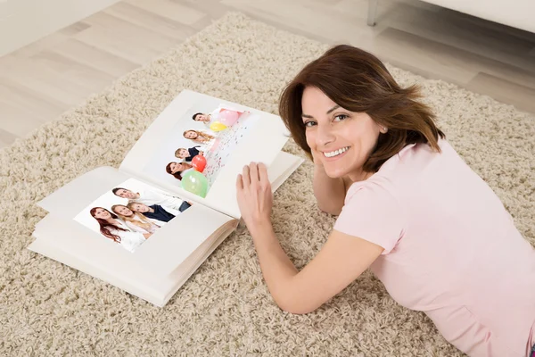 Donna con album fotografico — Foto Stock