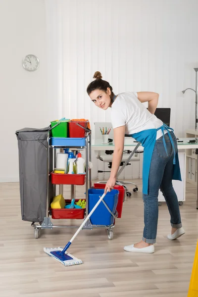 Feminino zelador esfregando chão — Fotografia de Stock