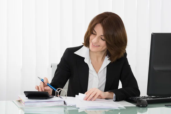 Felice donna d'affari Calcolo delle imposte Foto Stock