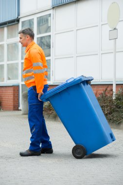Çöp Kovası ile yürüyüş işçi