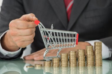 Sikke ve alışveriş sepeti yığını