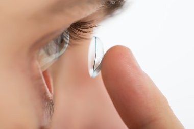 Kontakt lens koyarak adam
