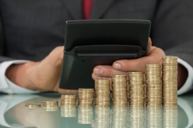 hesap makinesini kullanarak iş adamı