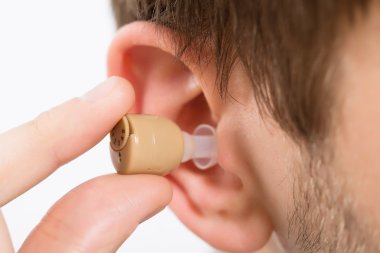 İşitme cihazı takan adam