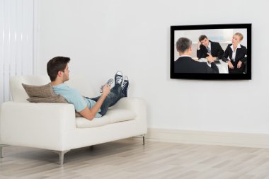 Televizyon İzleyen Adam