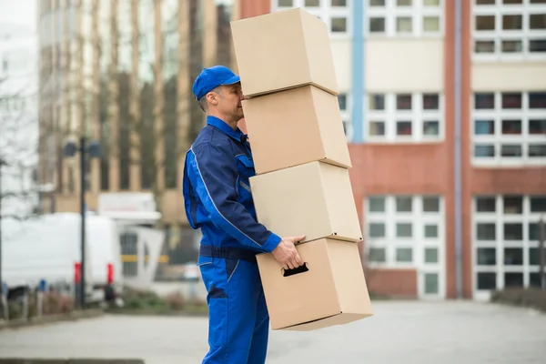 Hombre equilibrio pila de cajas — Foto de Stock