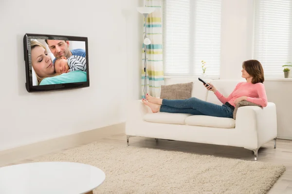 Mulher assistindo televisão — Fotografia de Stock