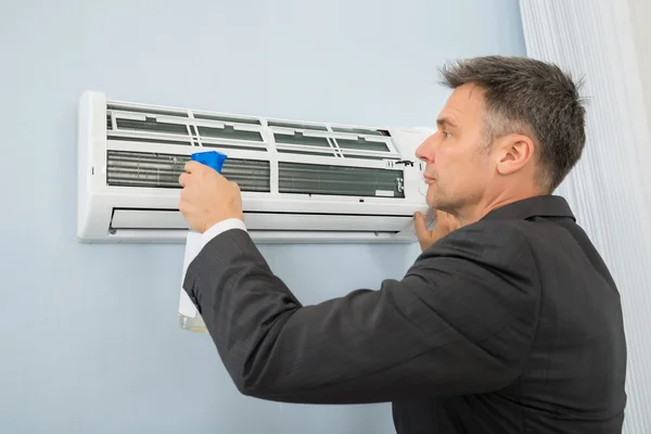 Affärsman rengöring Air Conditioner — Stockfoto