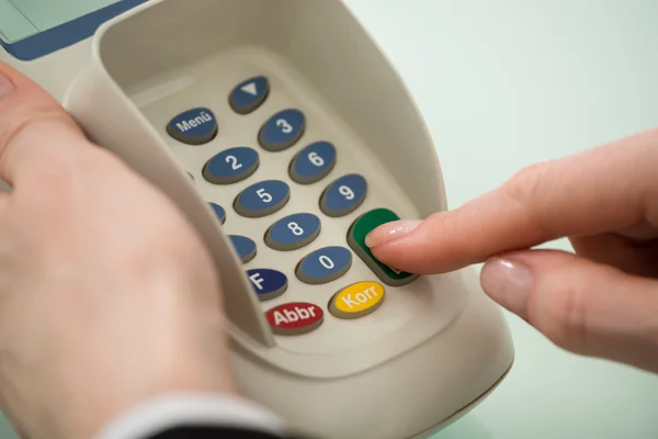 Frau drückt Hand auf Knopf — Stockfoto