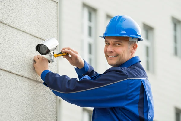 Técnico Instalando Câmera — Fotografia de Stock