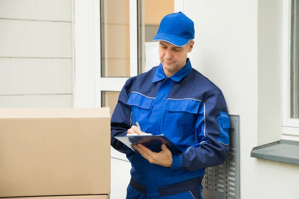 Repartidor con cajas — Foto de Stock