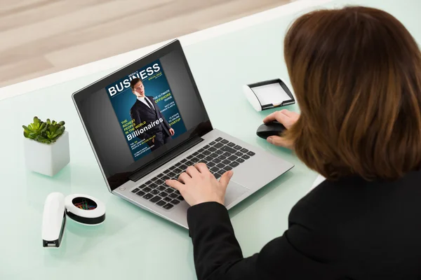 Woman Reading Online Magazine — Stock Photo, Image