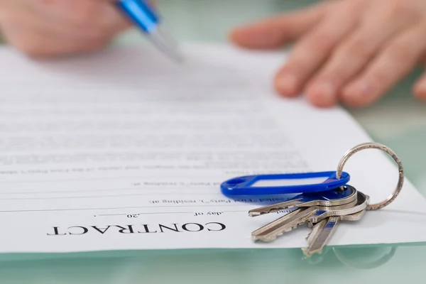 Contract With Keys On Desk — Stock Photo, Image