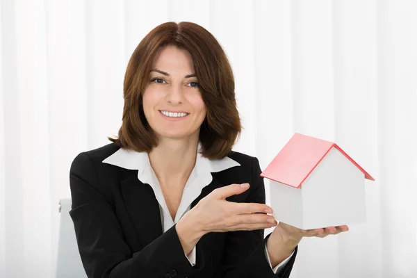 Zakenvrouw met huis model — Stockfoto