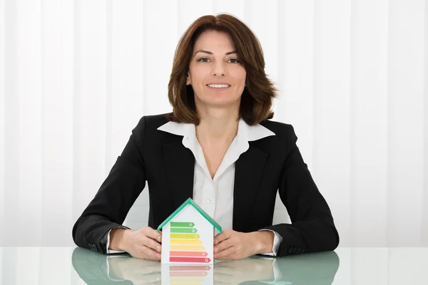 Businesswoman With On House Model — Stock Photo, Image