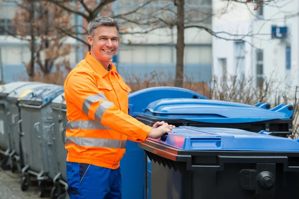 Dolgozó ember közelében Dustbins — Stock Fotó