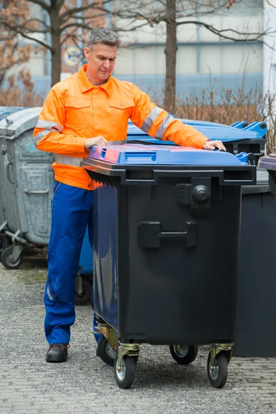 Dustbins 근처 근무 남자 — 스톡 사진