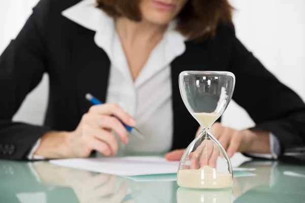 Businesswoman Filling Form — Stock Photo, Image