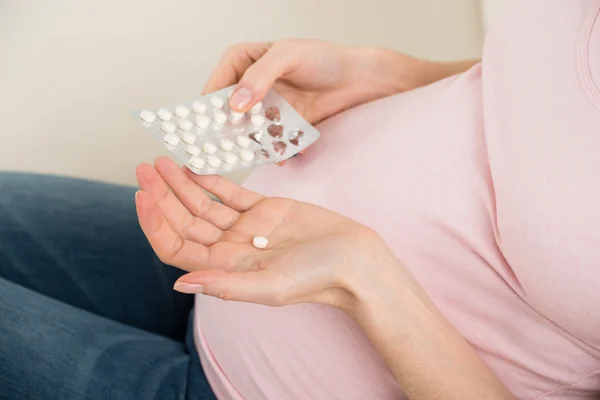 Vrouw die vitamine pil inneemt — Stockfoto