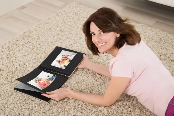 Donna con album fotografico — Foto Stock