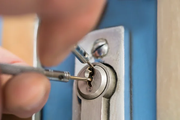 Lockpicker stanovení kliku — Stock fotografie