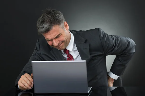 Zakenman die lijden aan pijn in de onderrug — Stockfoto