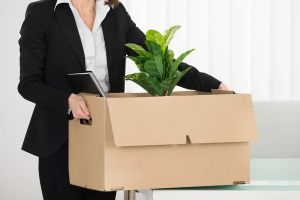 Mujer llevando sus pertenencias — Foto de Stock