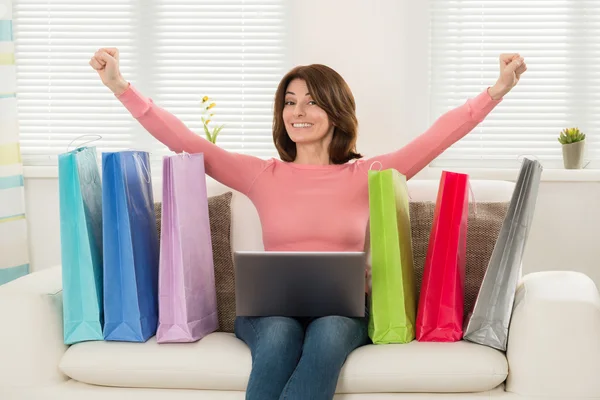 Mulher excitada ao comprar — Fotografia de Stock