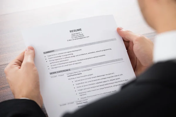 Jonge zakenman bedrijf CV — Stockfoto