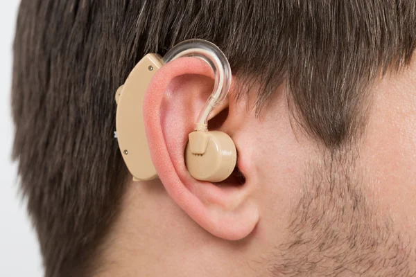 Kulak işitme cihazı ile — Stok fotoğraf