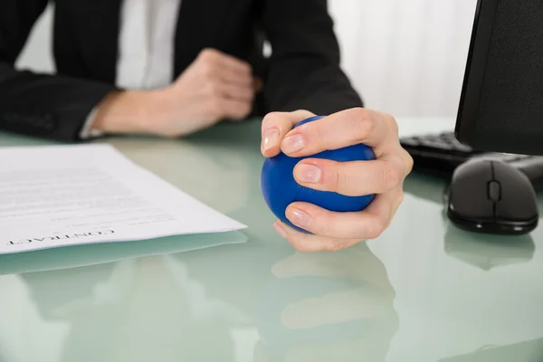 Mujer de negocios presionando Stressball —  Fotos de Stock