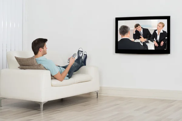 Человек, смотрящий телевизор — стоковое фото