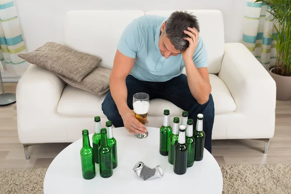 Hombre sentado en el sofá — Foto de Stock