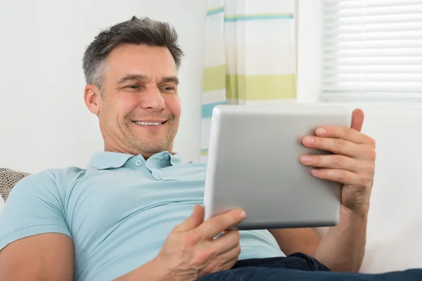 Człowiek korzystający z tabletu cyfrowego — Zdjęcie stockowe