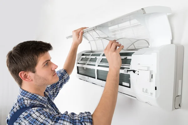 Technician Cleaning Air Conditioning System — Stock Photo, Image