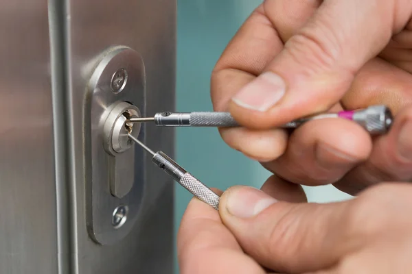 Lockpicker stanovení dveře — Stock fotografie