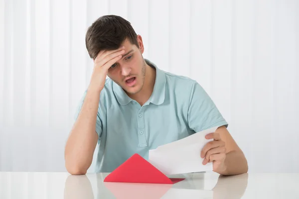 Mann schaut auf Brief — Stockfoto