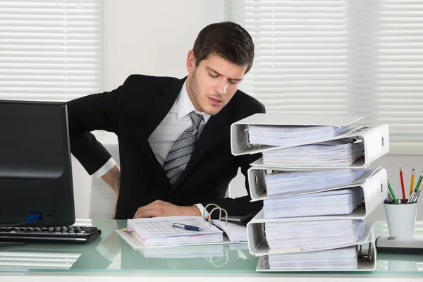 Mann leidet unter Rückenschmerzen — Stockfoto