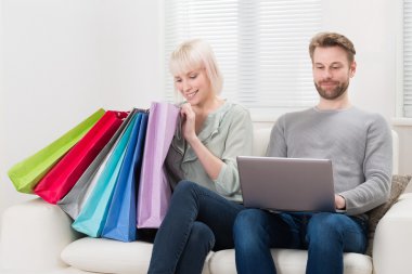 Alışveriş Torbalı Çift 