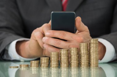 Akıllı telefon kullanan iş adamı