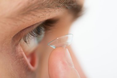 Kontakt lens koyarak adam
